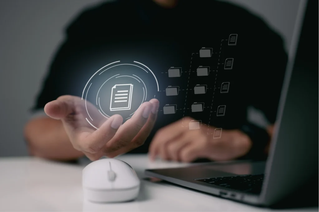 Mano sosteniendo un smartphone que escanea y digitaliza un documento con iconos de carpetas y archivos flotantes