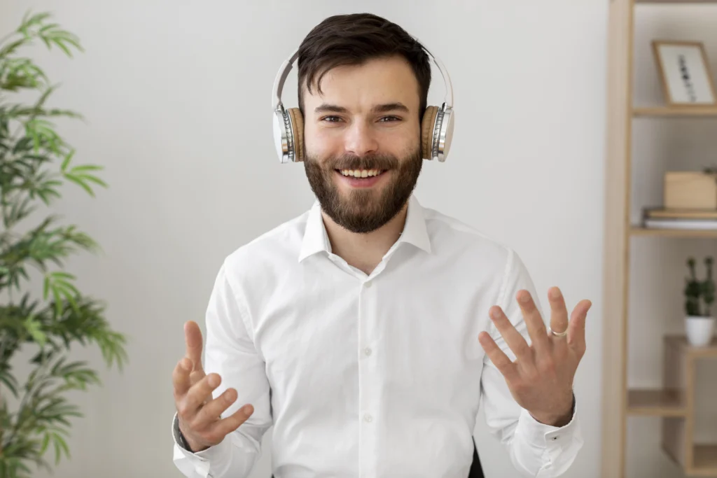 Primer plano de un agente de atención al cliente sonriendo y usando auriculares con micrófono