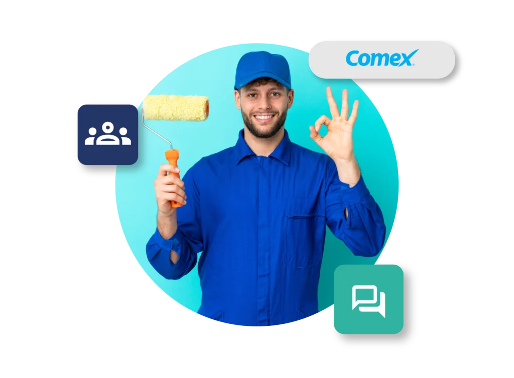 Señor vestido de azul con un rodillo en la mano izquierda sonriendo