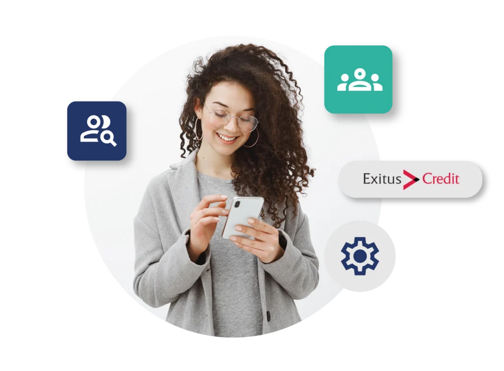 Una mujer de pelo negro y con gafas riéndose e interactuando con su celular