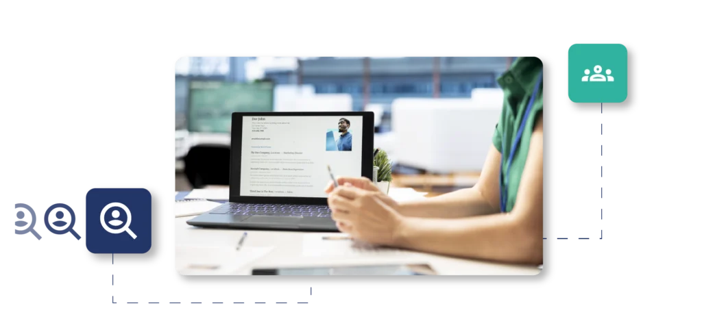 Mujer sentada en una sala de juntas frente a un laptop abierto que tiene una presentación en pdf