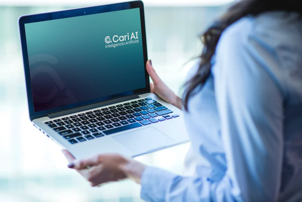 Mujer con un computador portátil en sus manos abierto y viendo en la pantalla un fondo azul con el logo de Cari AI