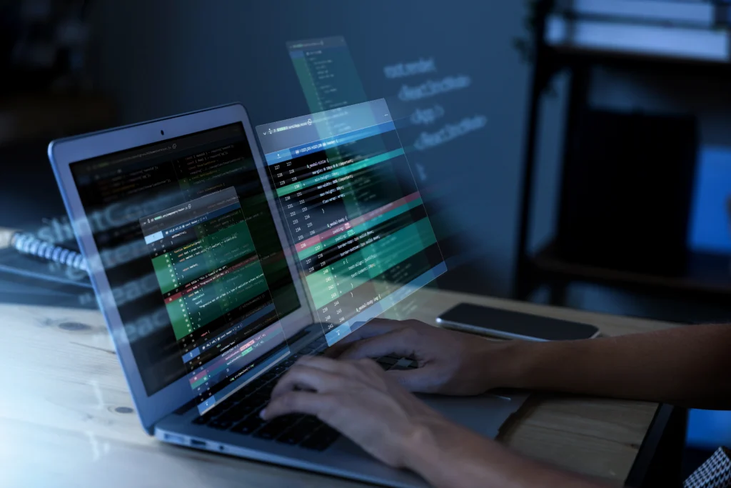 Persona que escribe en un computador portátil que está abierto mostrando unas cifras de manera flotante